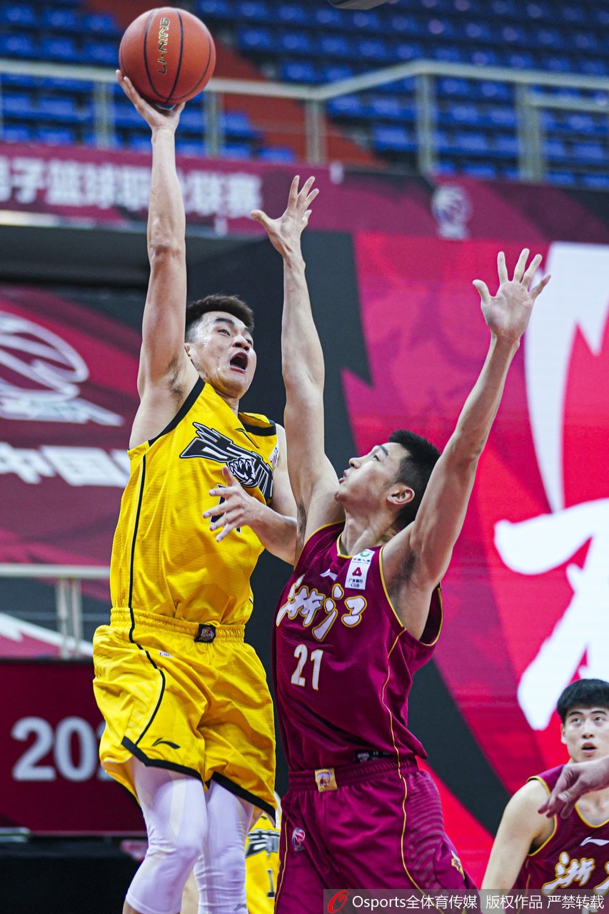 浙江当家球星吴前在严防死守下强行出手三分,皮球在空中划出一道美妙弧线直钻网窝,这是他本场手感火热的缩影。