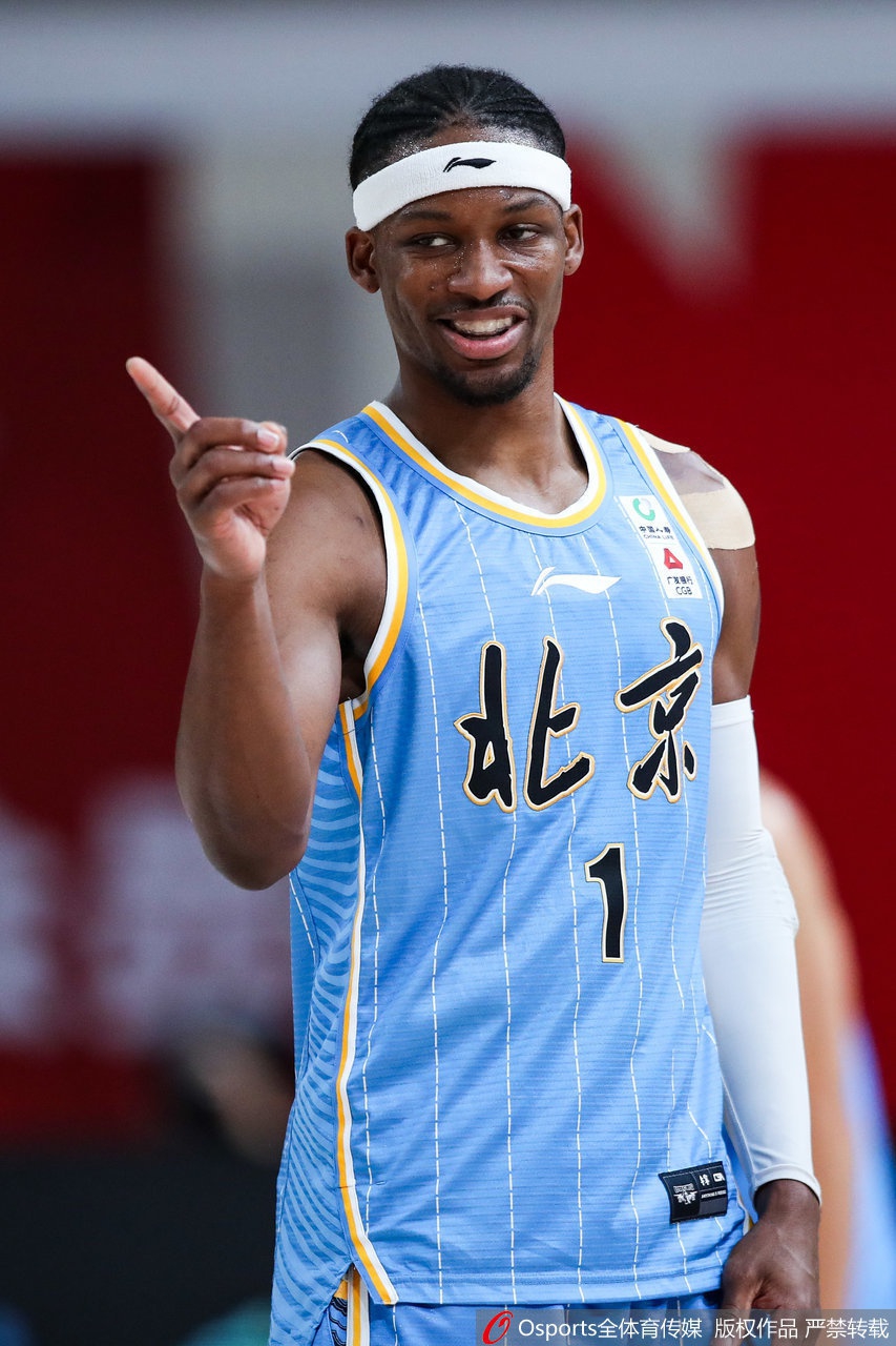 北京队新援迈克瑞CBA首秀,他接球后果断干拔跳投,皮球在空中划出优美弧线,这是他在CBA赛场的第一次得分瞬间。