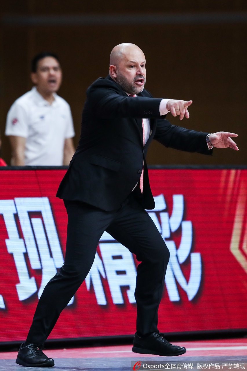 北京队防守悍将王骁辉在比赛中贴身紧防天津队外援,重心压得极低,手臂张开,展现了教科书级别的压迫式防守。