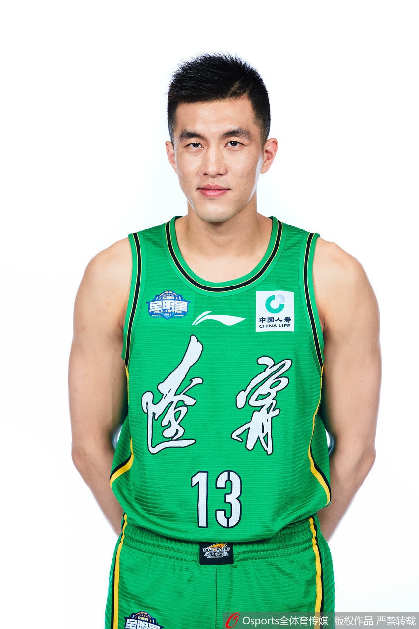 吴前手持MVP奖杯，抿嘴微笑，奖杯的光芒映照着他今晚砍下23分的火热手感。