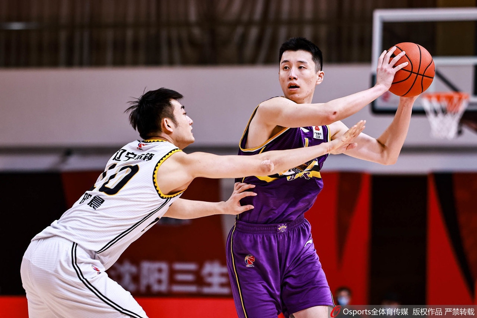 辽宁队核心郭艾伦在多名北控防守球员的围堵下依然毫无惧色，他如同利刃般持球强行突破，眼神中透露着必胜的杀气，这一瞬间完美诠释了亚洲第一控卫的犀利与果决。