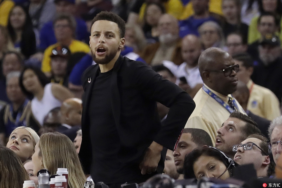 场边观战的库里