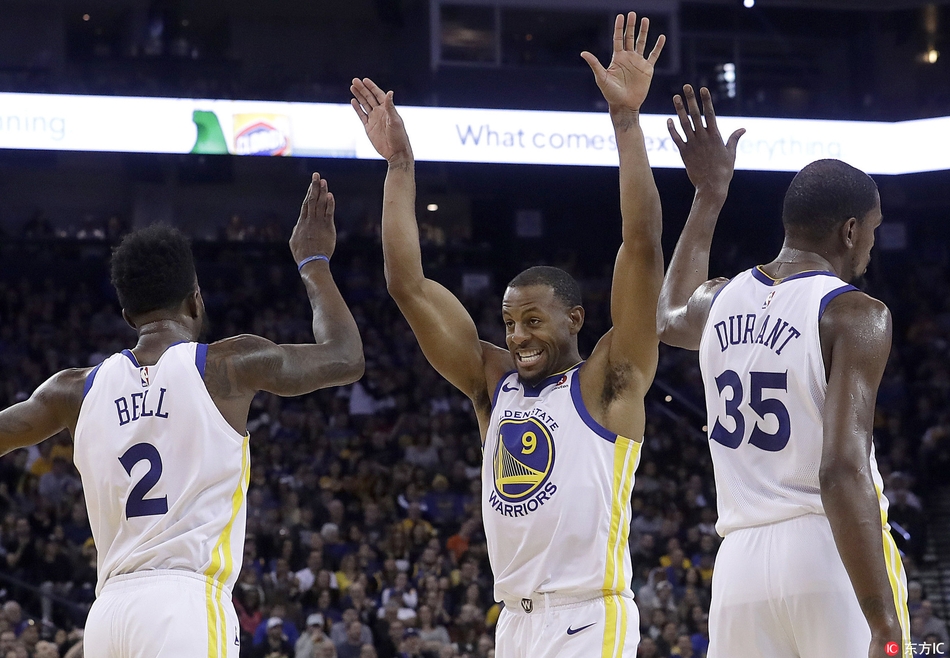 伊戈达拉与队友庆祝