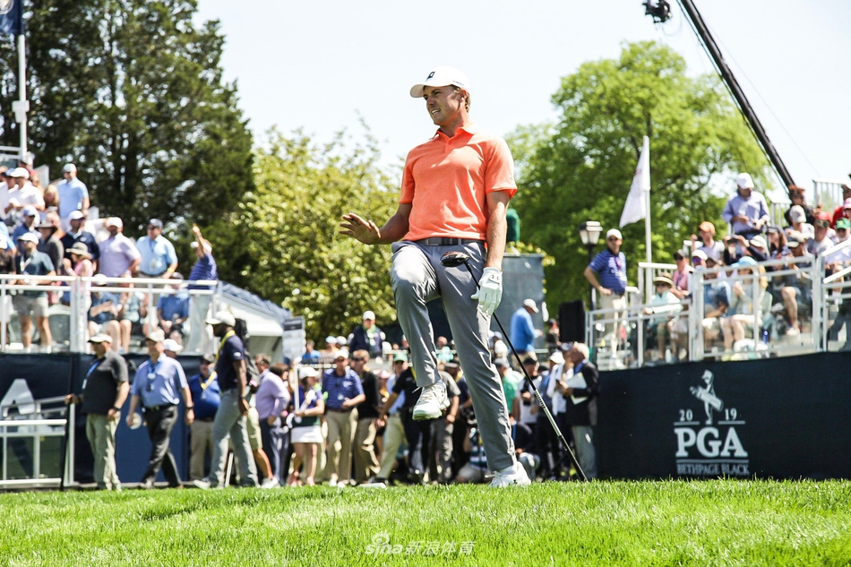 乔丹·斯皮思在果岭上专注研判推杆线路，寻觅重返巅峰之路