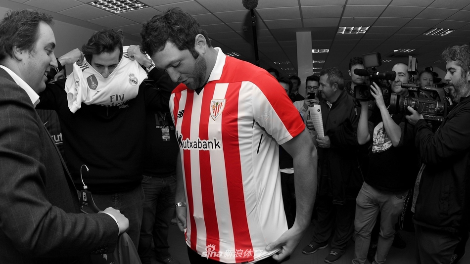 拉姆与拉拉扎巴尔在宽阔的练习场上专注切磋，阳光将他们的身影拉长，构成一幅充满力量感的竞技画面。