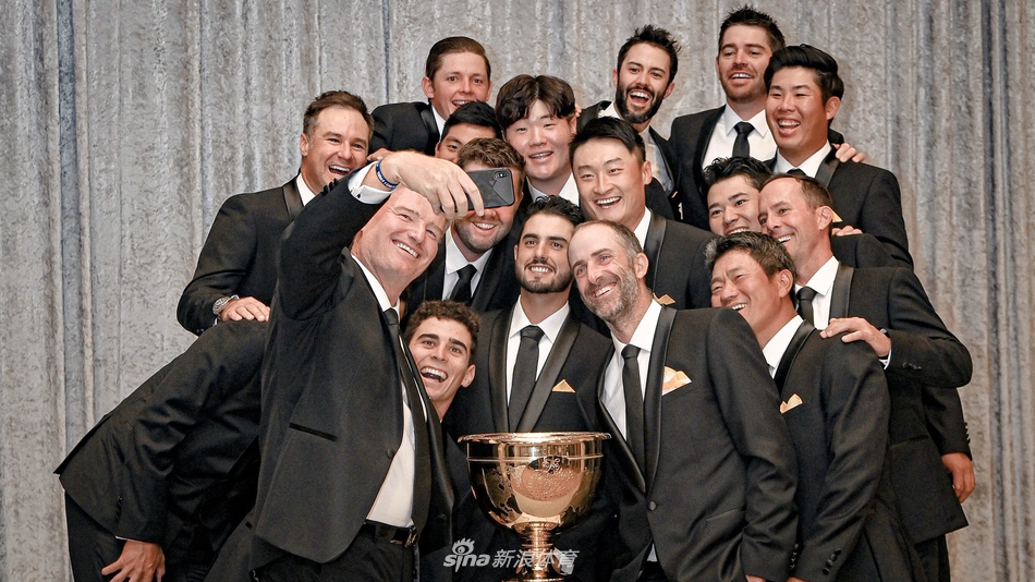 晚宴主会场全景，水晶灯璀璨夺目，长桌布置精美，与会嘉宾穿梭其间，共同构成了一幅华丽而高雅的高尔夫界顶级社交画卷。