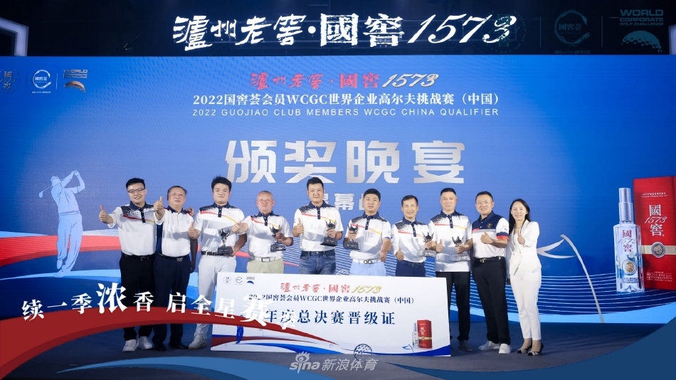 选手在开阔的球道上精准击球，身姿挺拔，球杆划出一道优美的弧线，小白球向着果岭方向稳稳飞去。