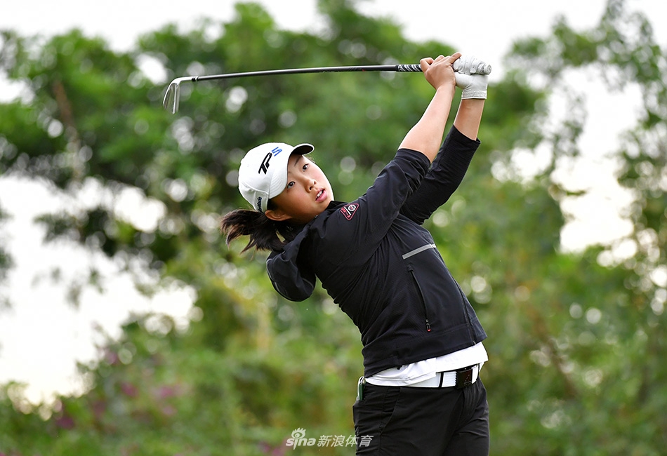 黄昏时分球员仍在坚持训练，剪影映在渐暗的天空下，诠释着执着与热爱