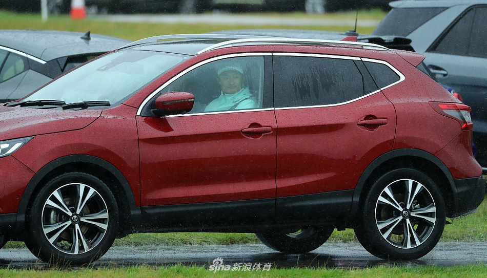 李昊桐在完成一记漂亮的击球后，嘴角露出自信的微笑，眼神坚定，展现出对比赛局势的掌控感。