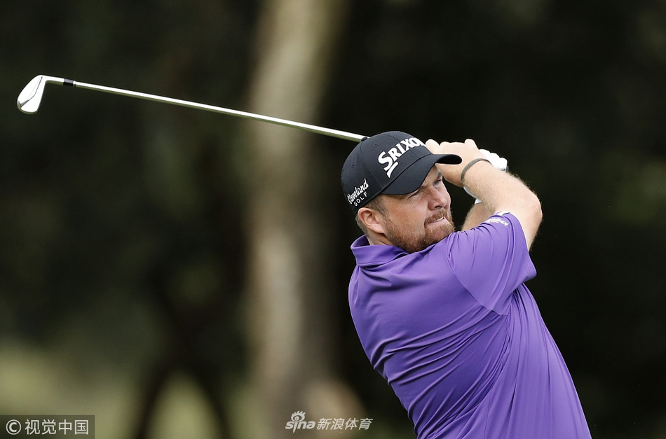 冠军加西亚在颁奖典礼上与赛事奖杯合影，他深情凝视着这份荣耀，身旁的观众报以热烈的掌声与喝彩。