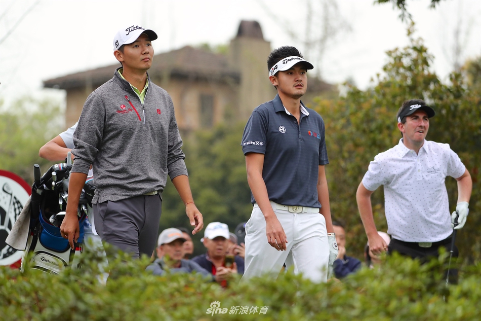 香港高尔夫名将黑纯一在发球台全神贯注，阳光洒在他坚毅的侧脸，球杆挥出的弧线充满力量
