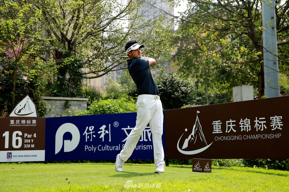 罗学文在发球台上完成一次漂亮的挥杆，动作舒展完整，白色小球在空中划出优美弧线飞向远方。