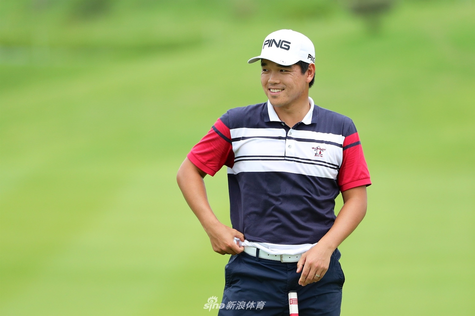 夕阳下的高尔夫球场美景，球员身影在金色余晖中形成剪影