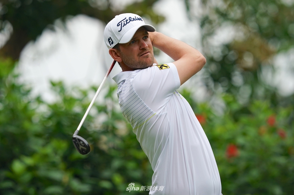 在宏大的冰雪场馆前,几位运动员并肩而立,他们望向远方,眼神中充满了对未来的期待与坚定的信念。