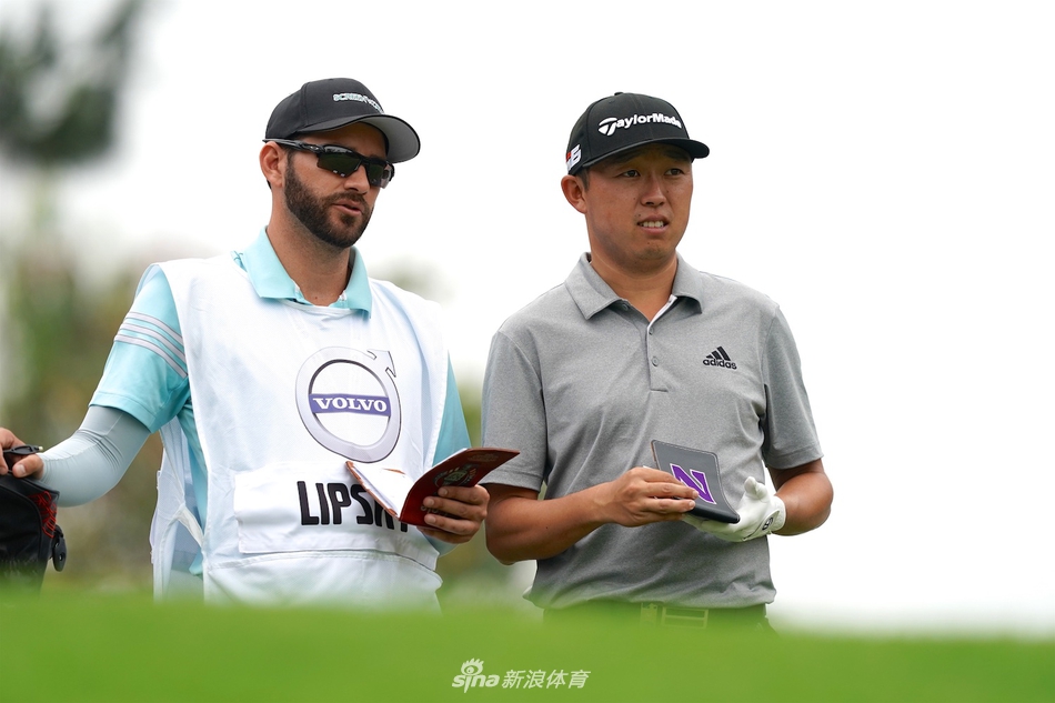 运动员腾空而起,在蓝天与雪地之间划出充满力量与美感的弧线,仿佛挣脱了地心引力的束缚。