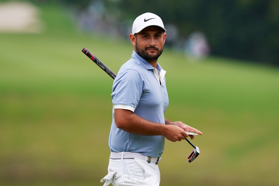 一位滑雪运动员从陡峭的跳台上自信滑出,身影与远处绵延的雪山和湛蓝天空融为一体,展现出人与自然的和谐之美。