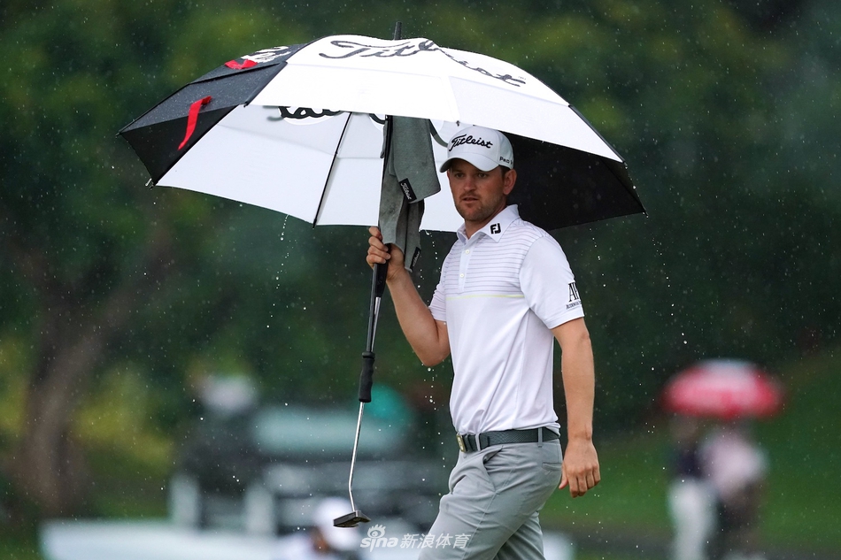 冠军站在领奖台的最高处,低头凝视手中璀璨的金牌,嘴角泛起一丝平静而深邃的微笑,仿佛在回味漫长征程中的点点滴滴。