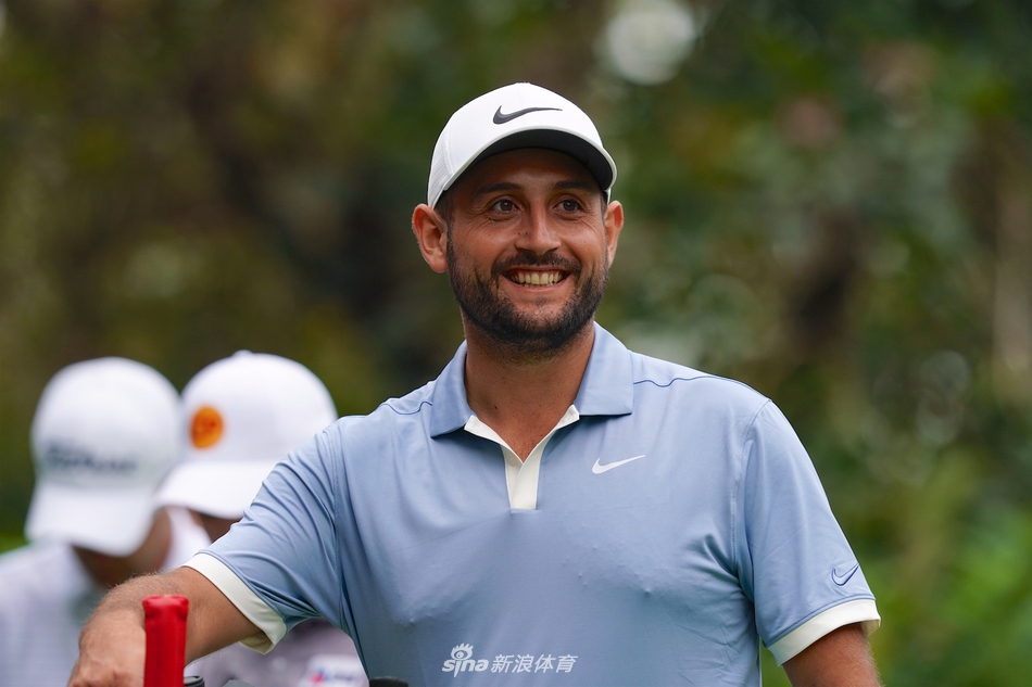 一位选手在冲过终点后仰天长啸,尽情释放着所有压力与激情,脸上混合着汗水与极度激动的泪水。