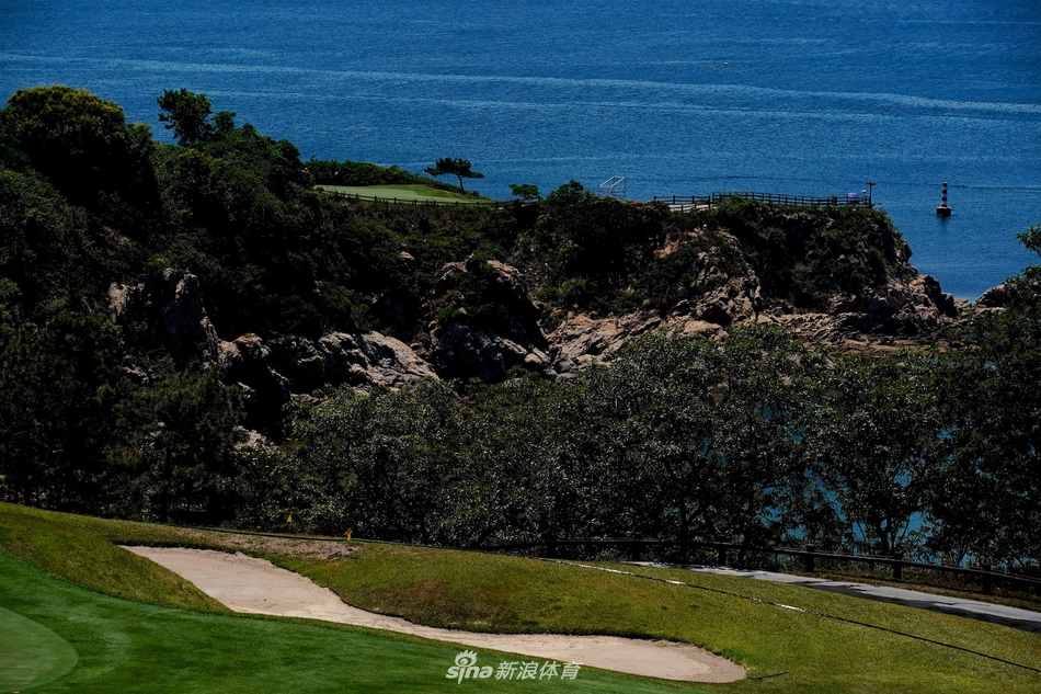 悬崖峭壁边的球道全景，展现了人类工程与自然造物的完美结合，惊险而美丽，令人叹为观止。