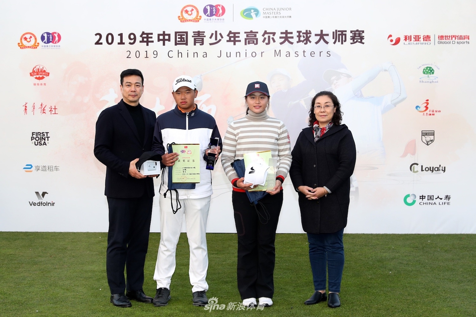 全体参赛选手欢乐大合影,五彩球帽下张张笑脸如花,共同绘就中国高尔夫未来的希望画卷