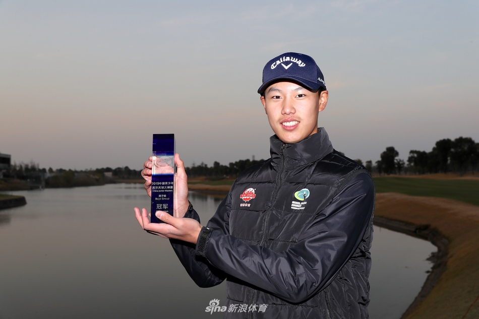 季军陈嘉睿果岭边细心观察推杆线路,专注神情预示着下一次精准的击球