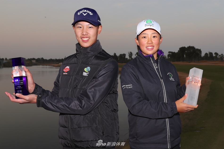 冠军丁文一沉稳推杆,目光如炬锁定胜利瞬间,身后广阔球场映衬少年坚定身影