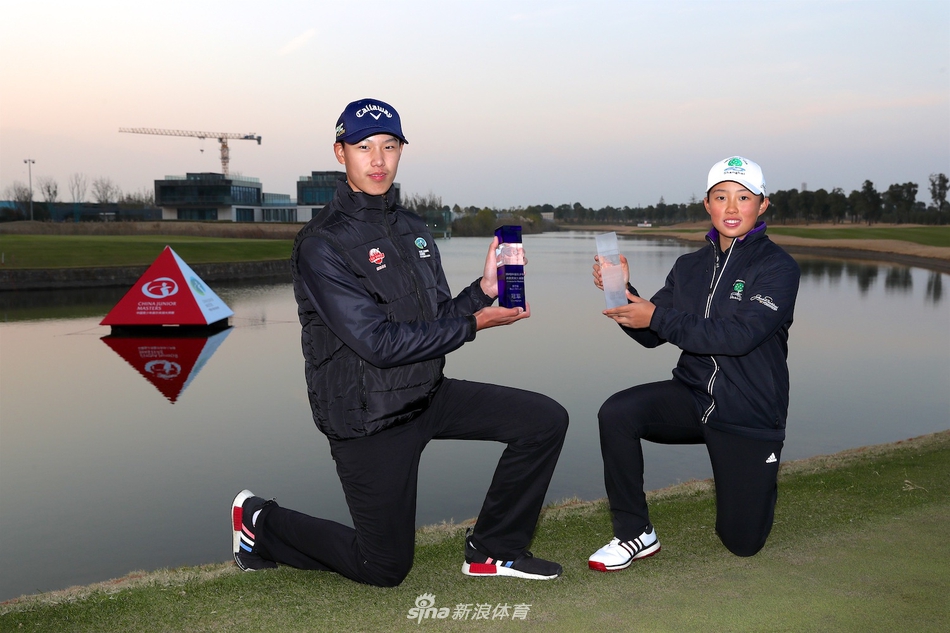 殷若宁优雅挥杆瞬间,白色球衣在绿茵场上划出优美弧线,尽显女子冠军的从容与力量