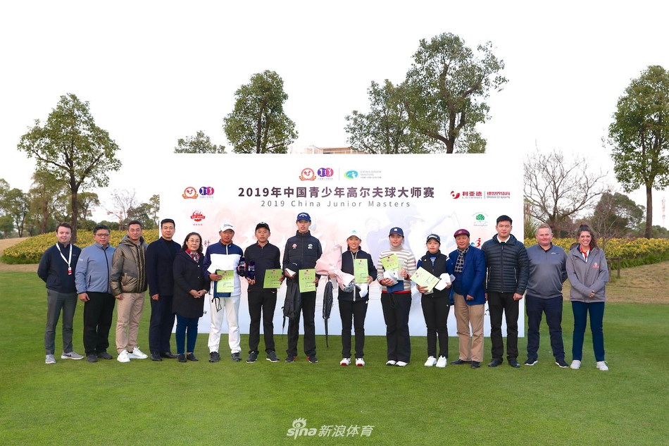 小将洪婕宁凝神准备推杆,周围静谧无声,唯有目光与球洞之间那条无形的决胜线路