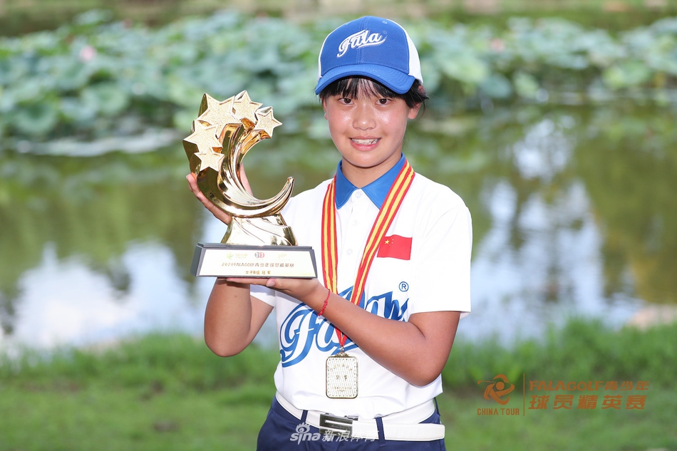 沙坑挑战中，少女球员成功将球击出，沙粒飞扬瞬间