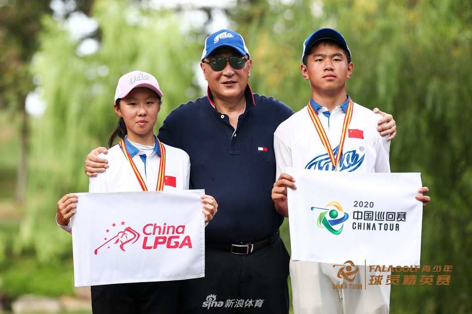 果岭上专注的身影，少年正为关键推杆做最后测算