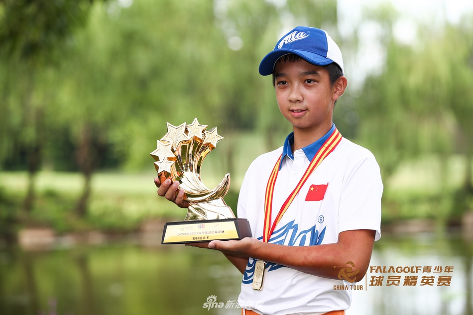 教练与球员共同审视球道，战略布局尽在指点之间