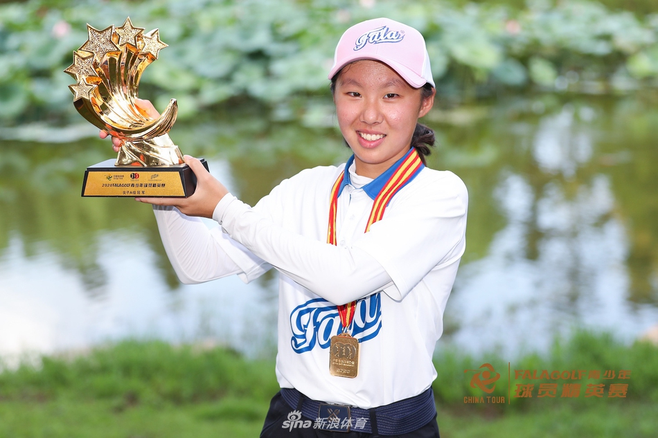 两位小球员并肩前行，在如画风景中分享比赛心得