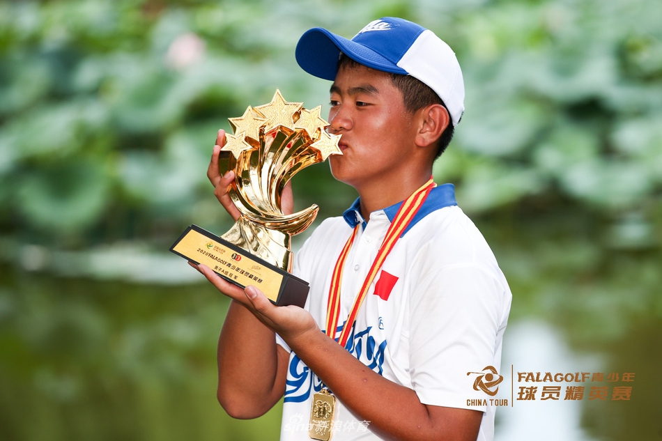 颁奖时刻，获奖少年们手持奖牌合影，青春飞扬