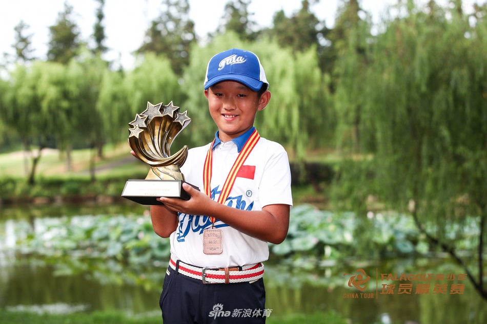 夕阳下的背影，少年球手扛着球包走向未来，步伐坚定