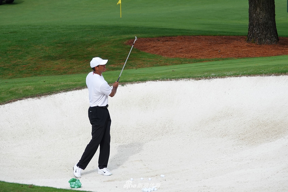 泰格·伍兹凝神注视果岭，目光如炬洞悉草纹走向