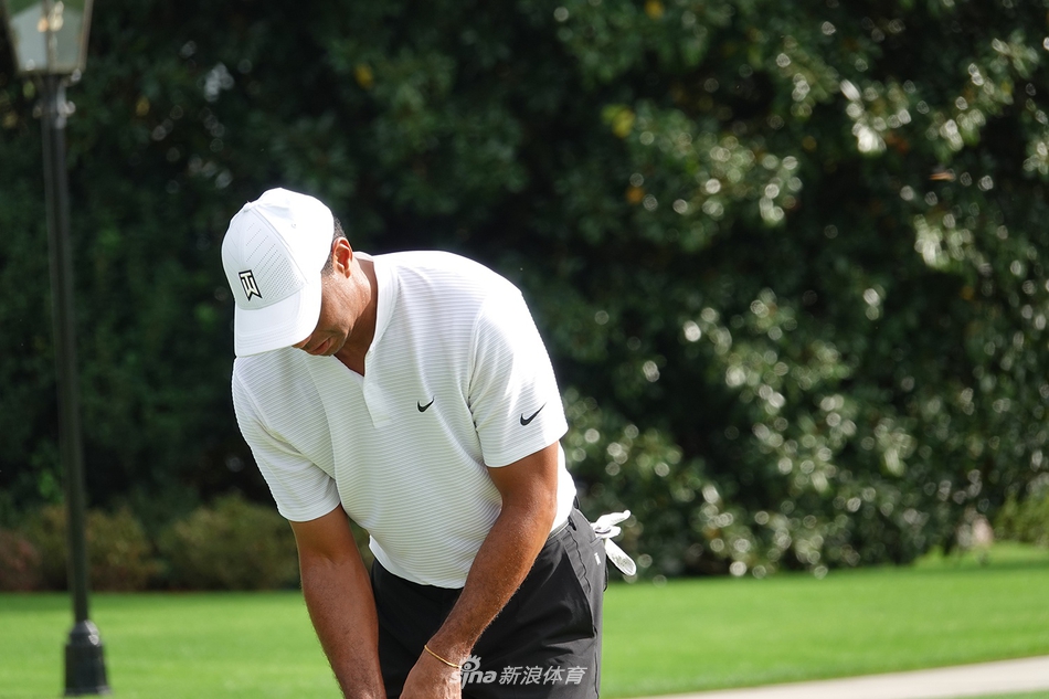 冠军轻抚推杆专注果岭，指尖传递对胜利的无限渴望