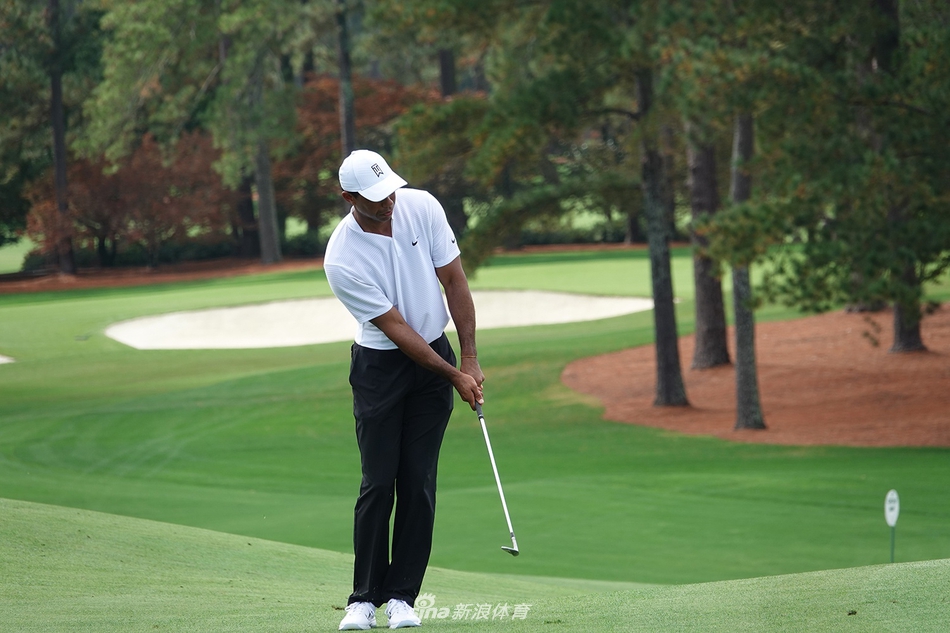 试场收杆后悠然漫步，于静谧中积蓄爆发的全部能量