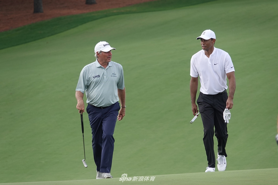 与球童细致分析风向，冠军团队协作展现精密备战