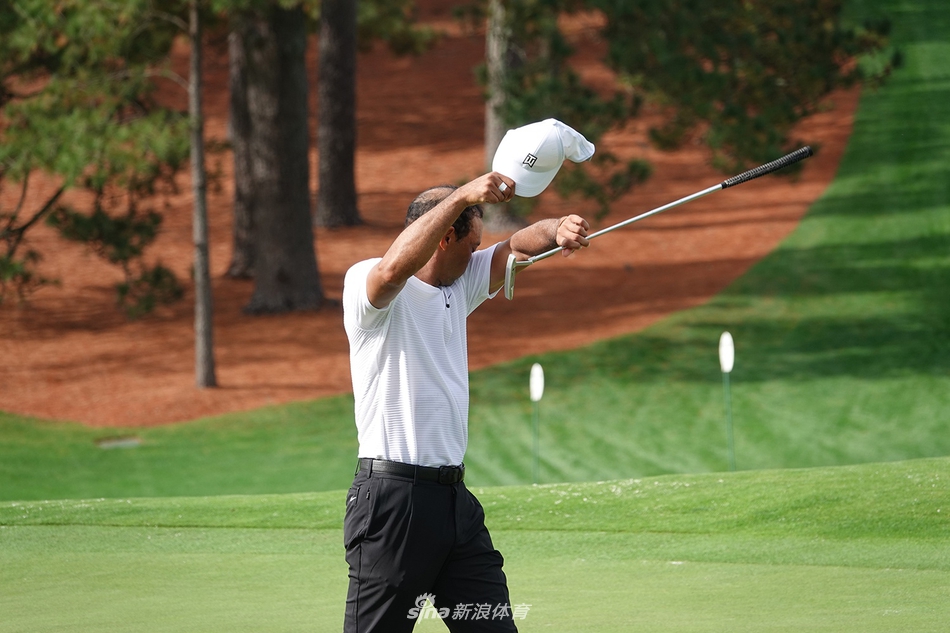 背影走向奥古斯塔球道，孤独而坚定地踏上卫冕征途