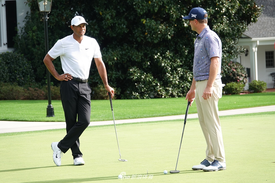 微笑中透着自信与从容，历经风雨的王者静待发令枪响
