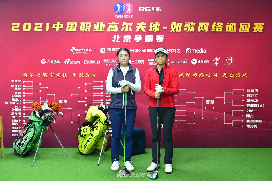 选手在模拟器上进行激烈比拼，超大屏幕呈现逼真球道，观众在场边屏息观战