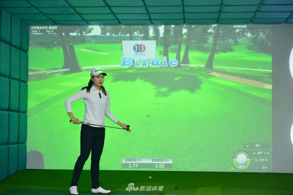 如歌模拟器操作台特写，科技感的控制面板与高尔夫传统装备完美融合