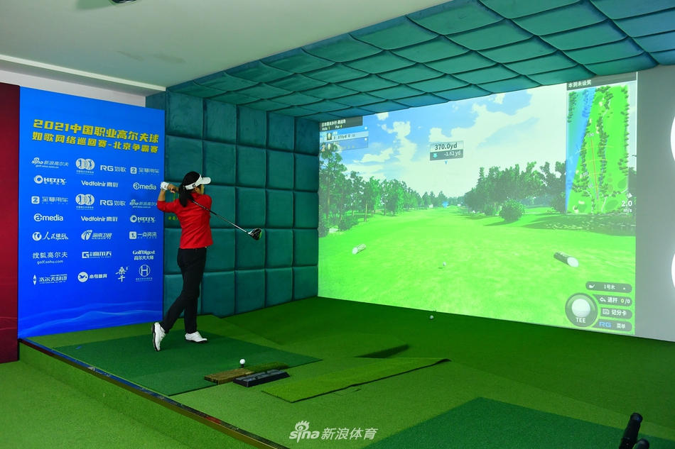 赛事官员与嘉宾齐聚一堂，背景是如歌巡回赛标志，共同见证高尔夫数字化新篇章