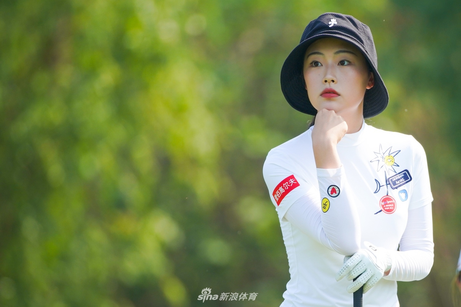 团队时刻，两位球手并肩行走在球道，阳光洒在肩上，笑容灿烂分享着比赛趣事。