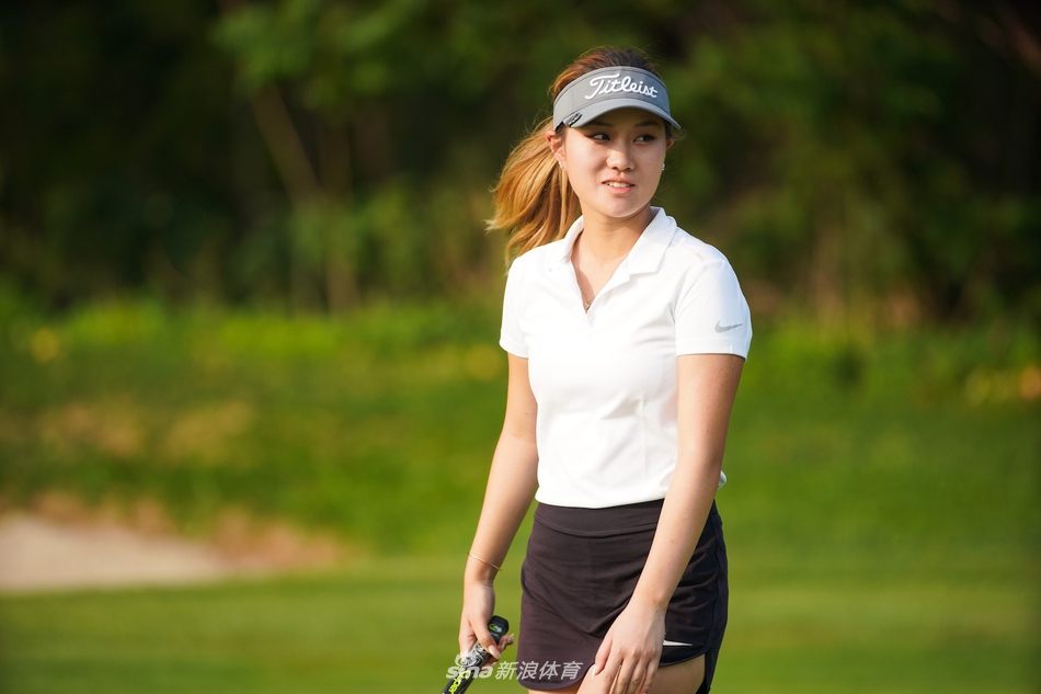 开球台上，球手完成潇洒收杆动作，身姿挺拔如松，目光追随着球飞行的轨迹。