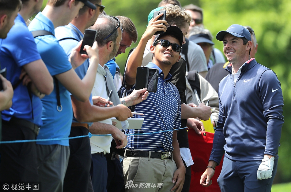 温特沃斯俱乐部经典的风景，练习日结束后宁静的球场与远处传统的俱乐部会所建筑相映成趣。