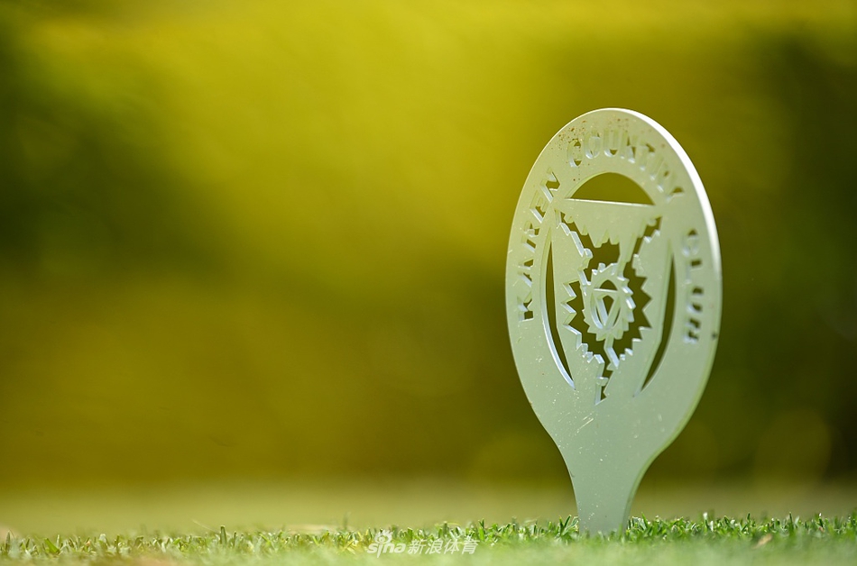 日落时分，一名球员在凯伦球场的剪影下完成击球，金色阳光洒满球道，画面宁静而壮美。