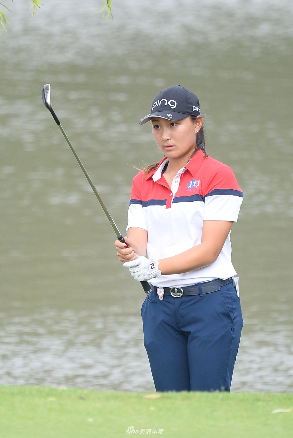 杜墨含在水边冷静观察球位，准备完成一次关键救球，神情专注而坚定