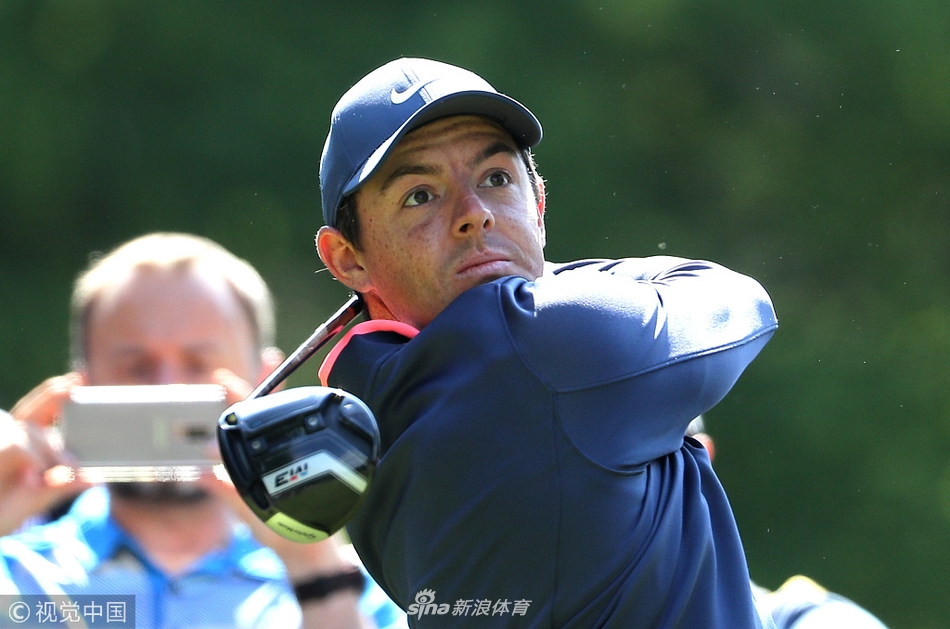 丹尼·威利特在练习果岭边沙坑中进行救球练习，沙砾飞溅，展现出精湛的短杆技巧。