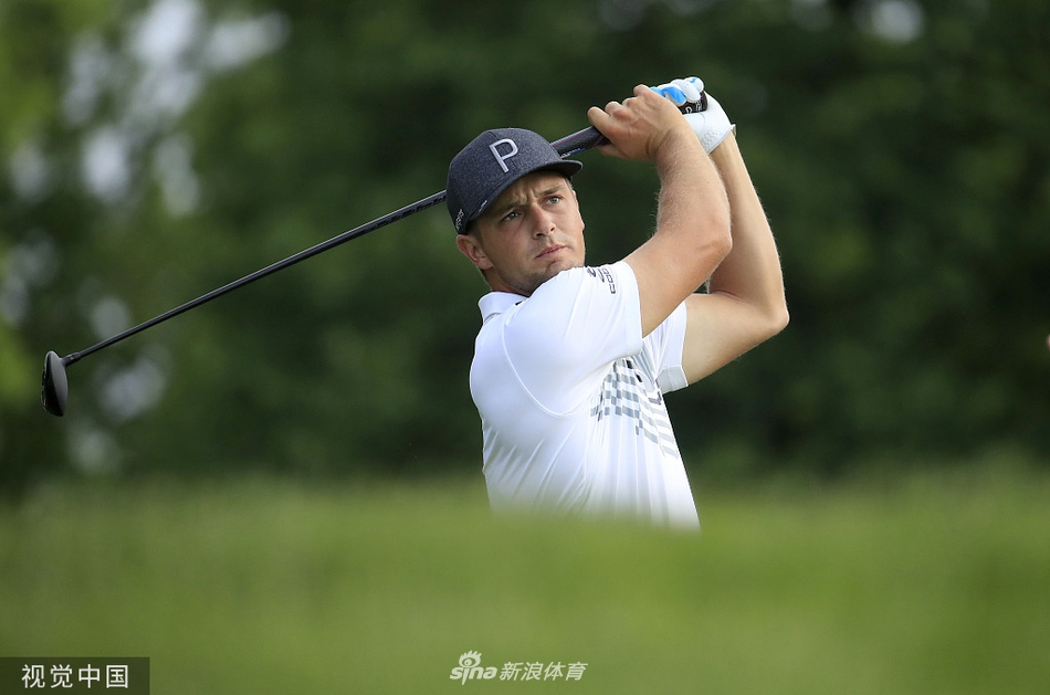 松山英树在练习日沉稳挥杆，背景是缪菲尔德山庄经典的球场景观，气氛宁静而专注